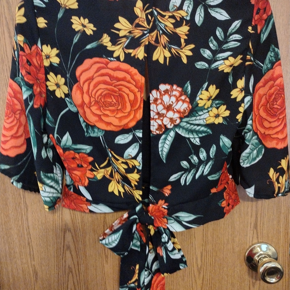 charlotte russe M 🖤 ♥️ Roses Bold V-neck Open back Midriff Bell Sleeve - Picture 5 of 11